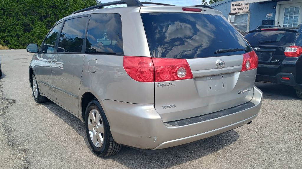 2009 Toyota Sienna Image 2
