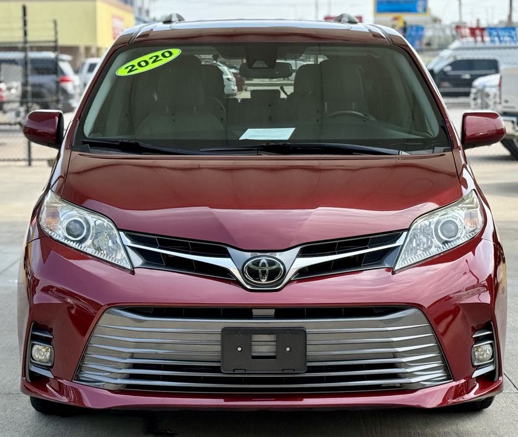 2020 Toyota Sienna Image 2