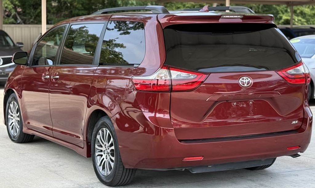 2020 Toyota Sienna Image 6