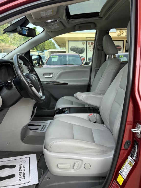 2020 Toyota Sienna Image 12