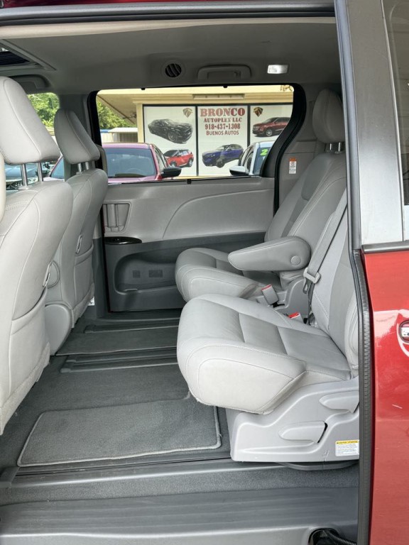 2020 Toyota Sienna Image 13
