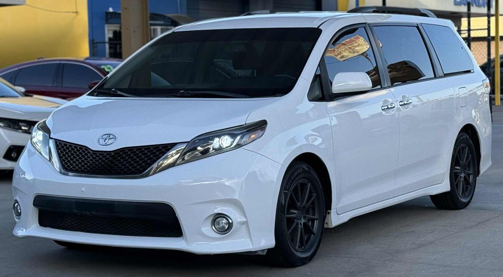 2017 Toyota Sienna Image 1