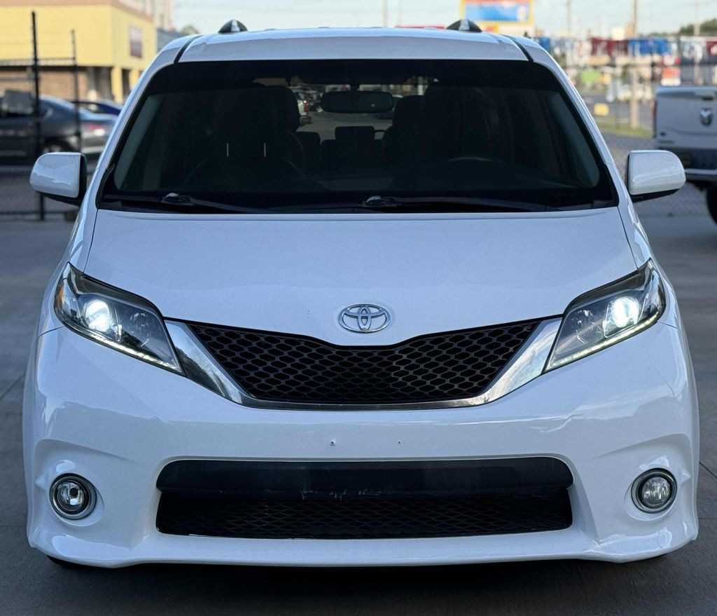 2017 Toyota Sienna Image 2