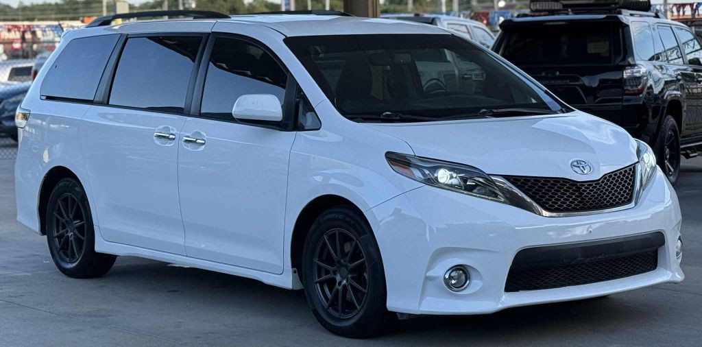 2017 Toyota Sienna Image 3