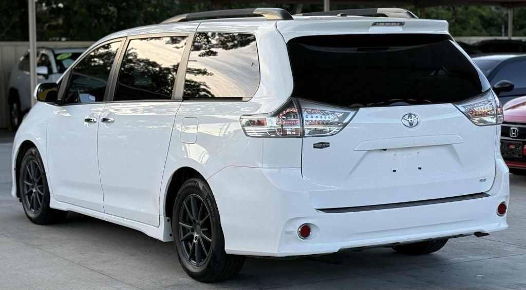 2017 Toyota Sienna Image 6