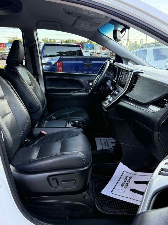 2017 Toyota Sienna Image 8