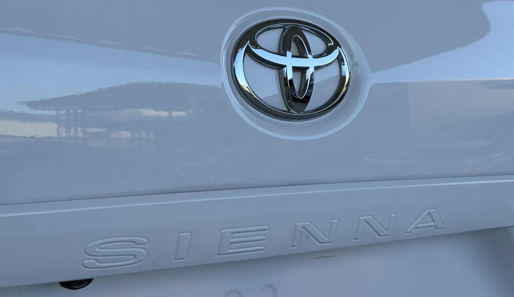 2017 Toyota Sienna Image 10