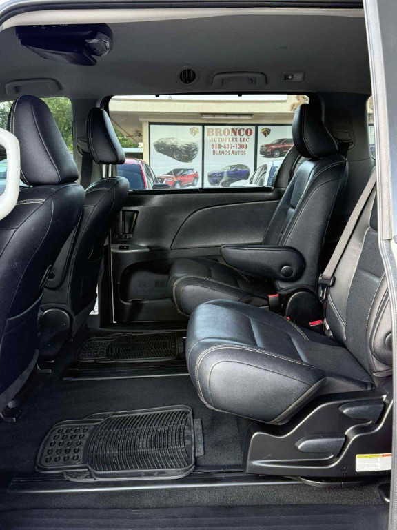 2017 Toyota Sienna Image 11