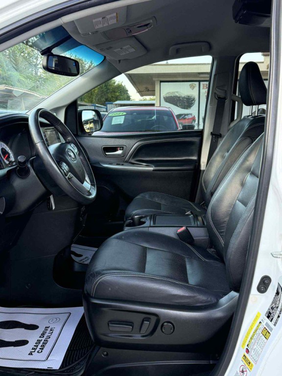 2017 Toyota Sienna Image 12