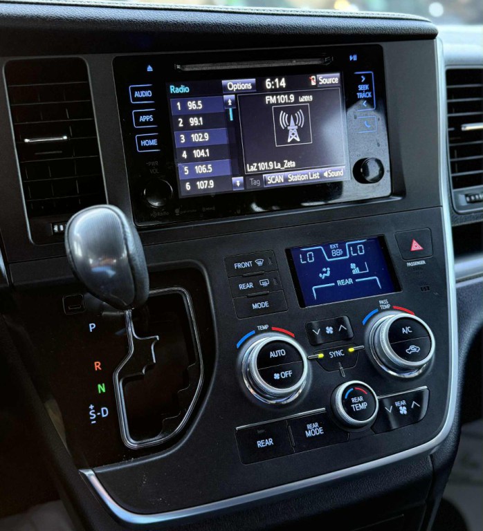 2017 Toyota Sienna Image 13