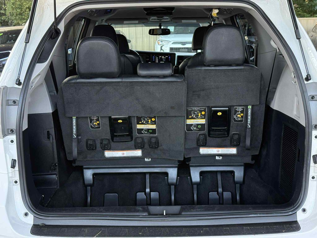 2017 Toyota Sienna Image 14