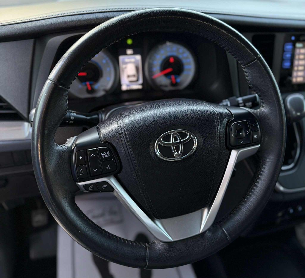2017 Toyota Sienna Image 15