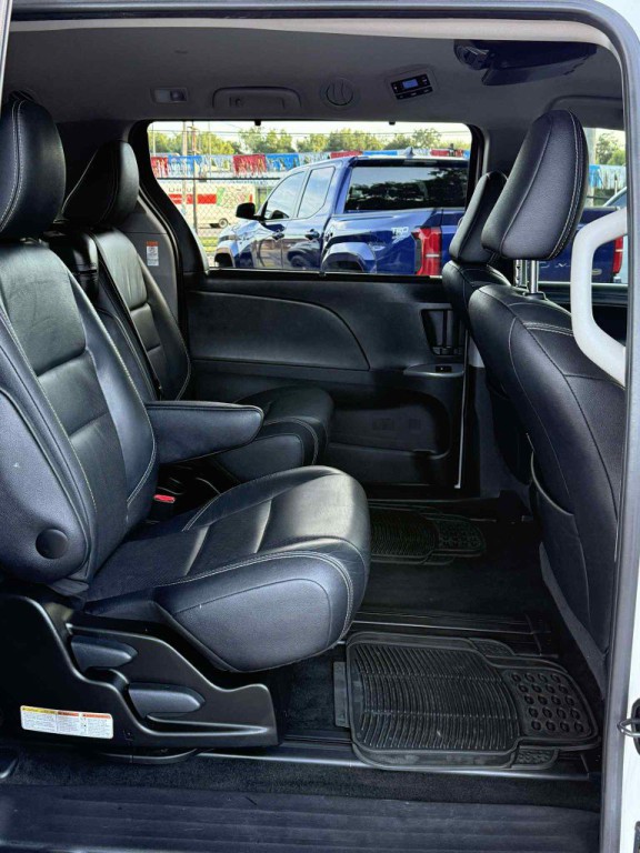 2017 Toyota Sienna Image 17