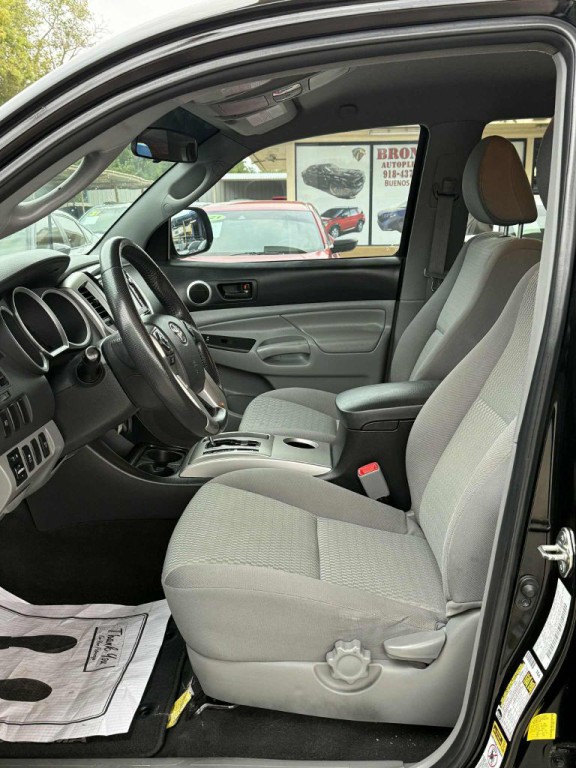 2015 Toyota Tacoma Image 8