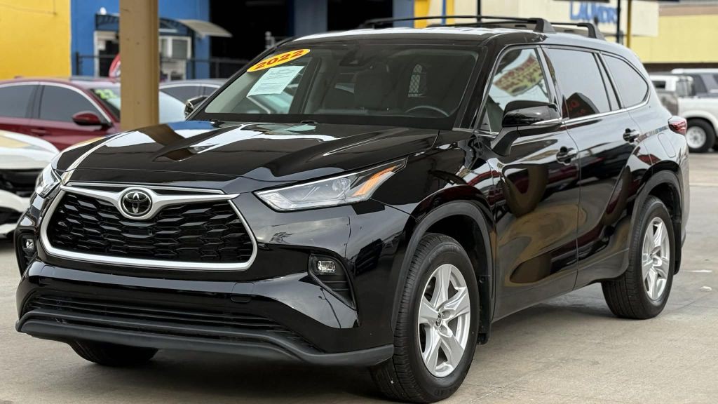 2022 Toyota Highlander Image 1