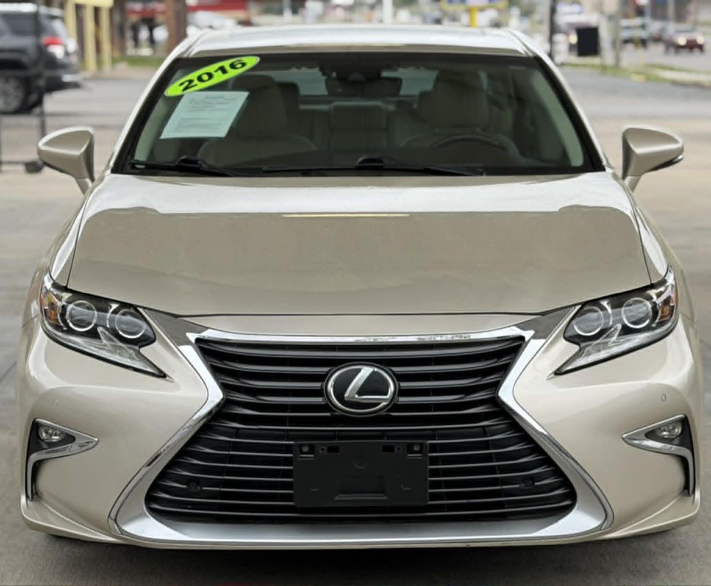 2016 Lexus ES Image 2