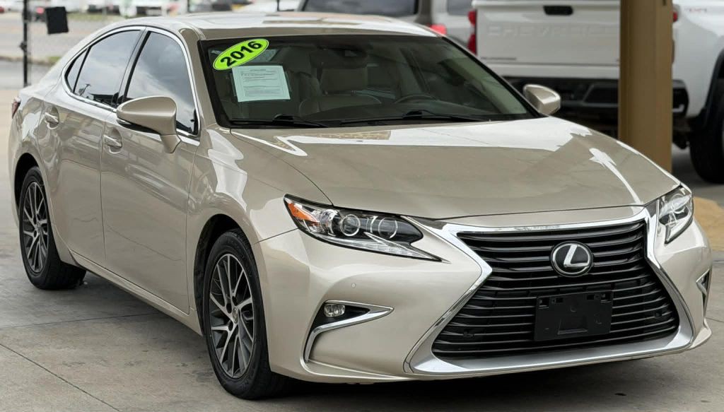 2016 Lexus ES Image 3