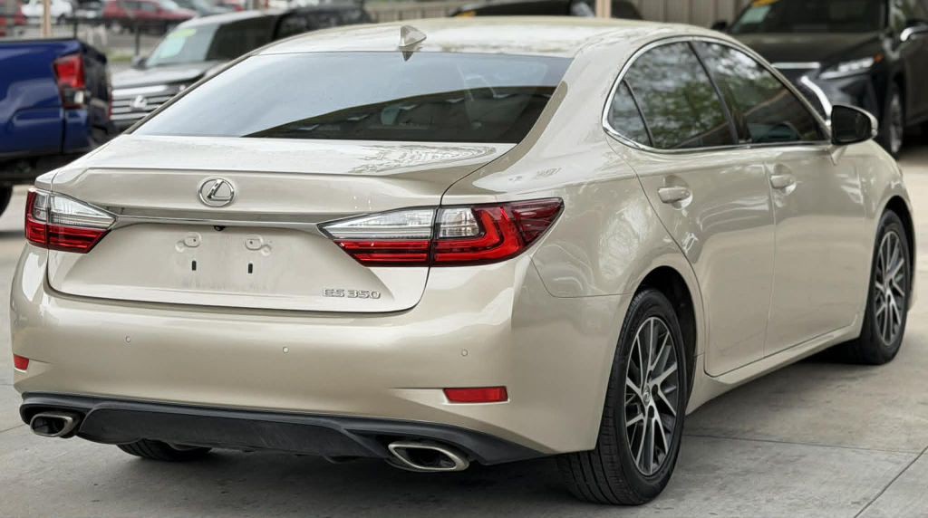 2016 Lexus ES Image 4