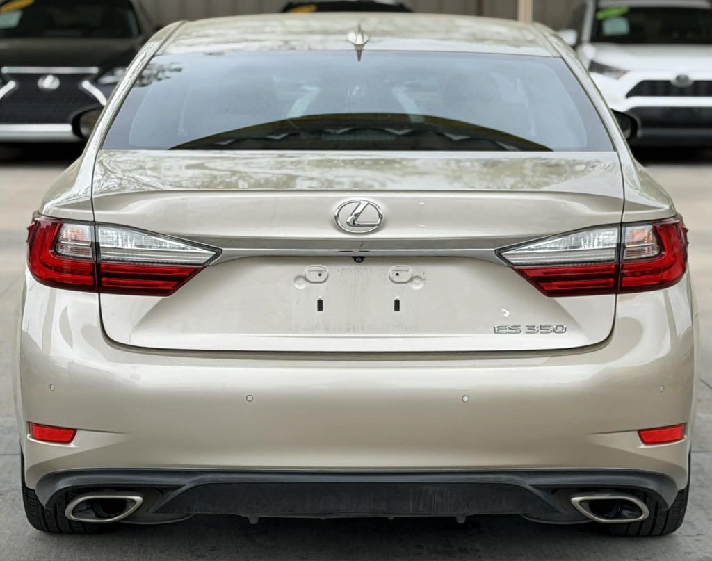 2016 Lexus ES Image 5