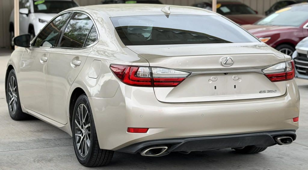 2016 Lexus ES Image 6