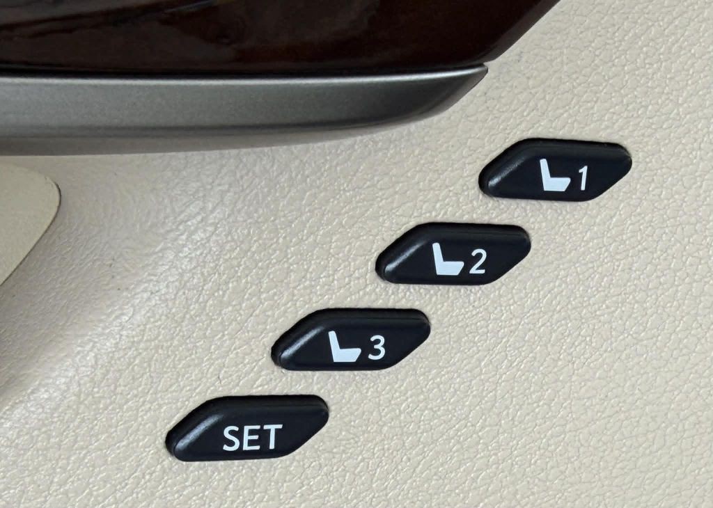 2016 Lexus ES Image 10