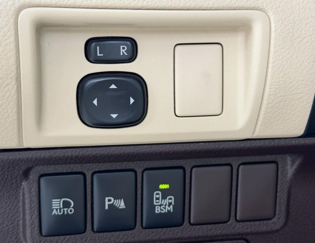 2016 Lexus ES Image 11