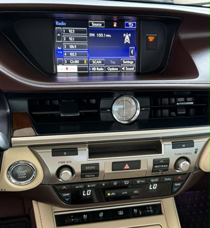 2016 Lexus ES Image 12