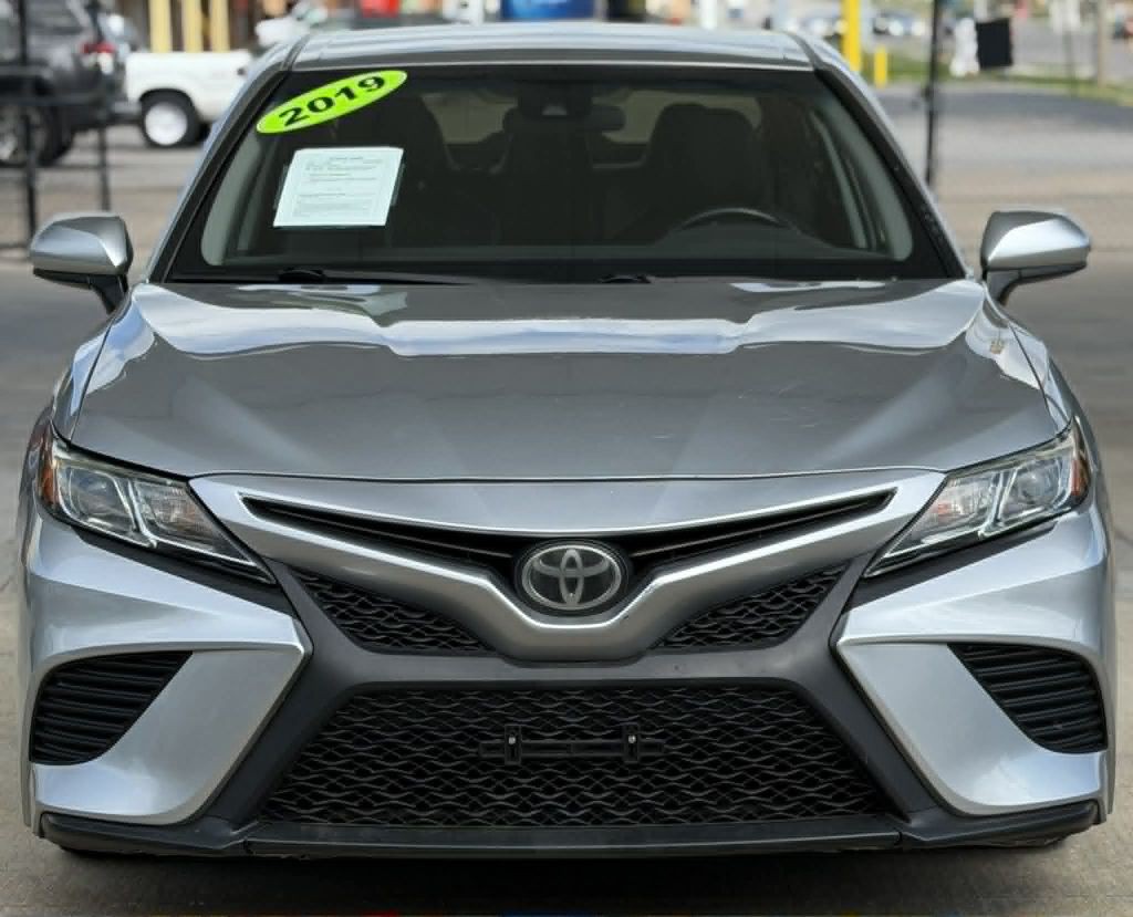 2019 Toyota Camry Image 2