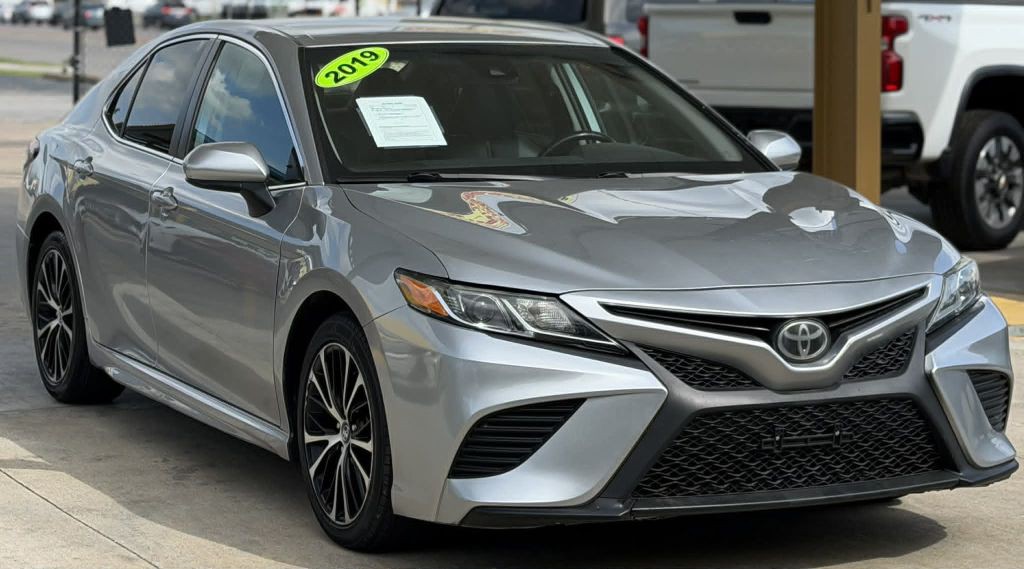 2019 Toyota Camry Image 3