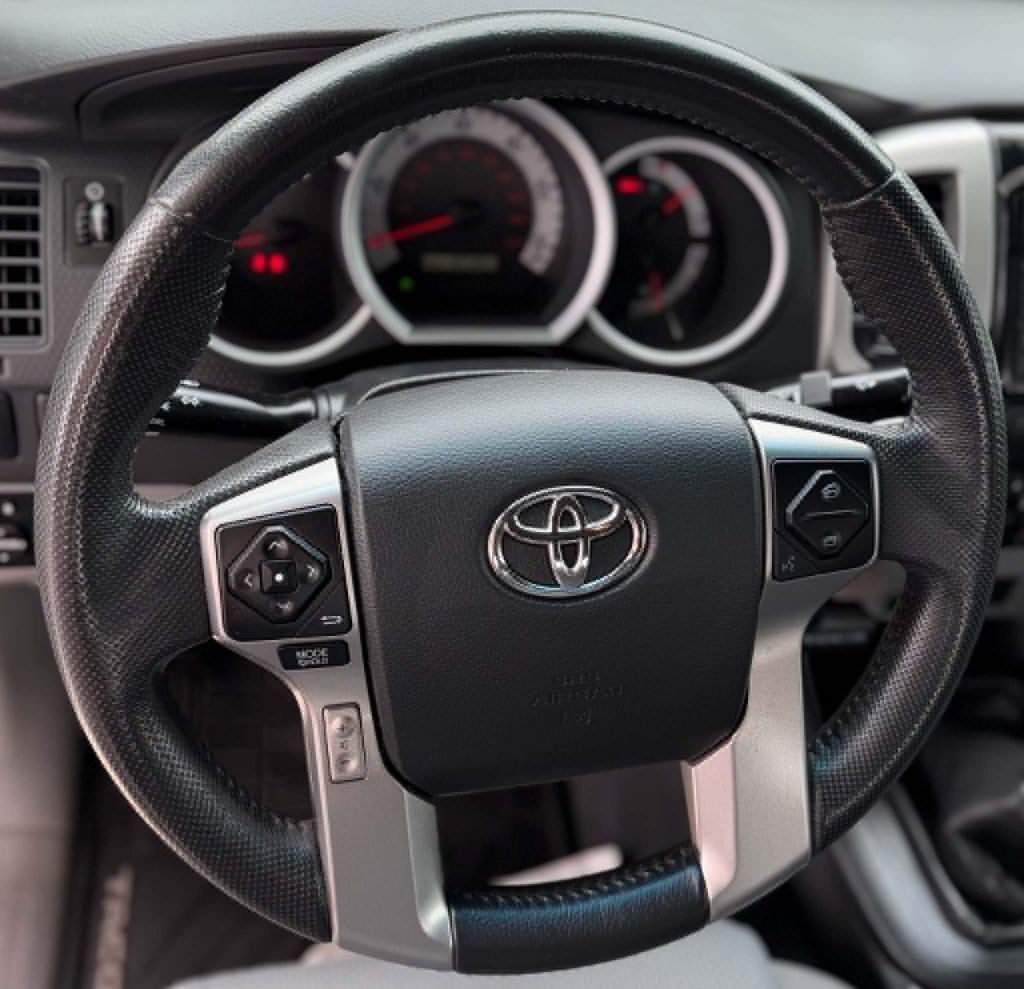 2015 Toyota Tacoma Image 12