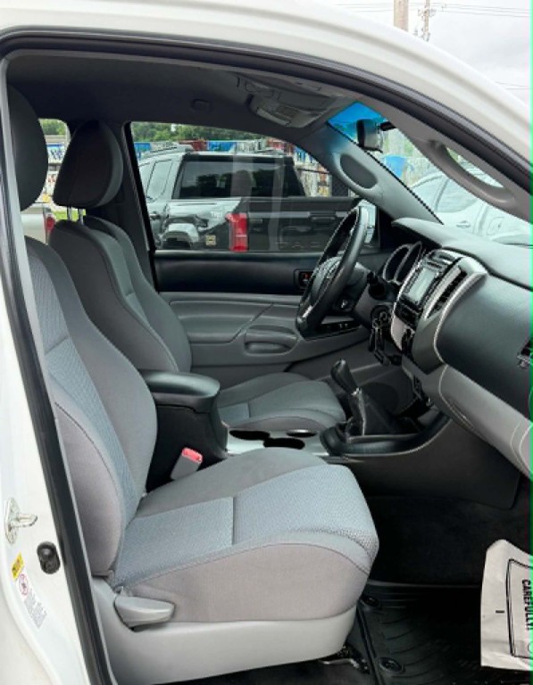 2015 Toyota Tacoma Image 16