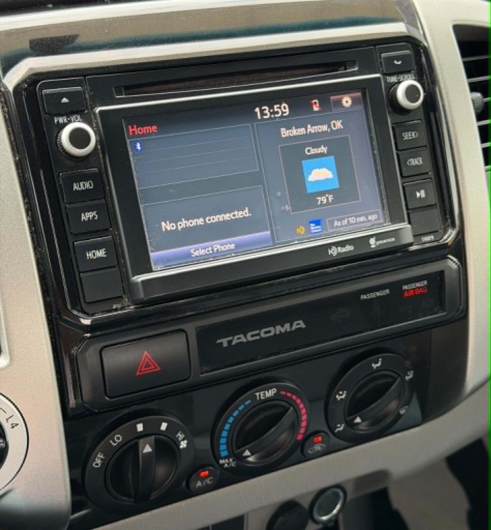 2015 Toyota Tacoma Image 18