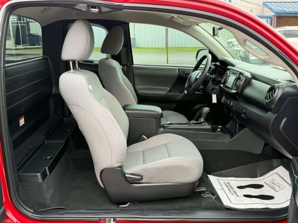 2017 Toyota Tacoma Image 10