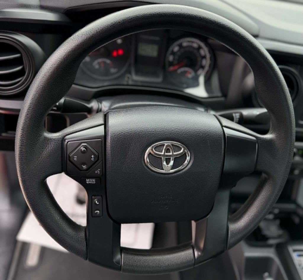 2017 Toyota Tacoma Image 11