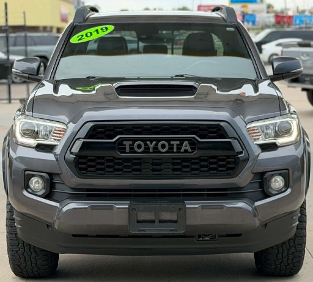2019 Toyota Tacoma Image 2