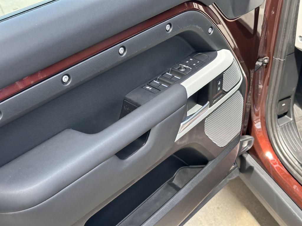 2024 Land Rover Defender Image 23