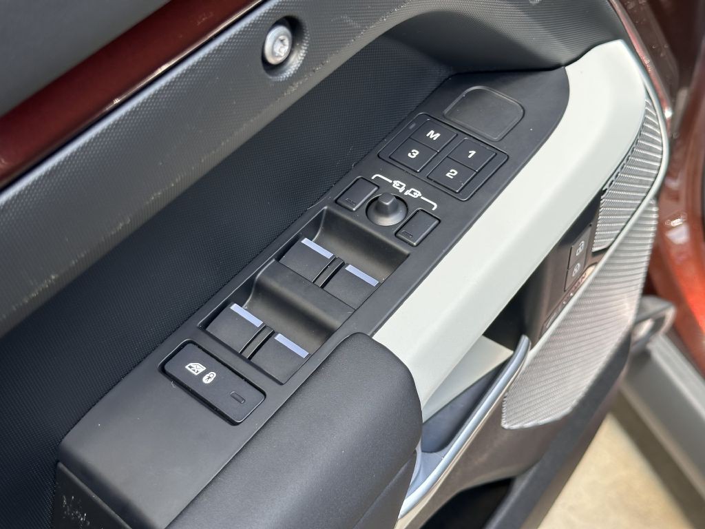 2024 Land Rover Defender Image 24