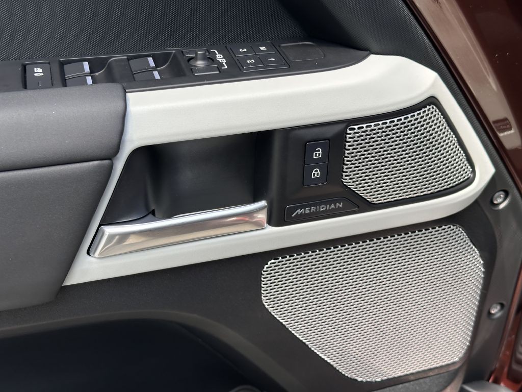 2024 Land Rover Defender Image 25