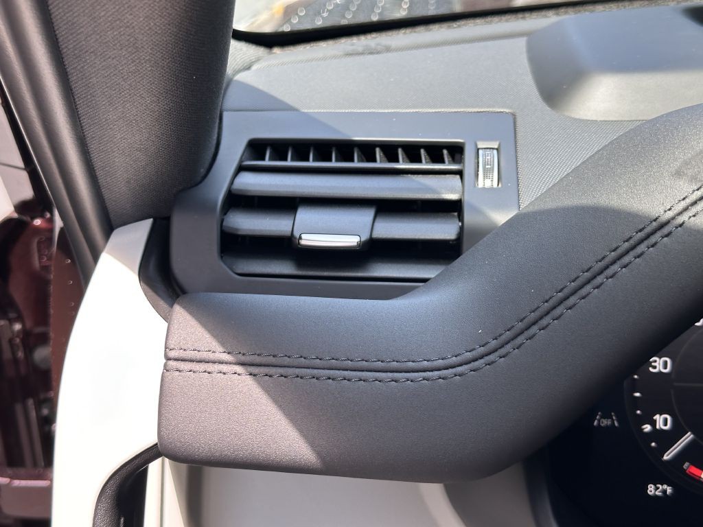 2024 Land Rover Defender Image 32