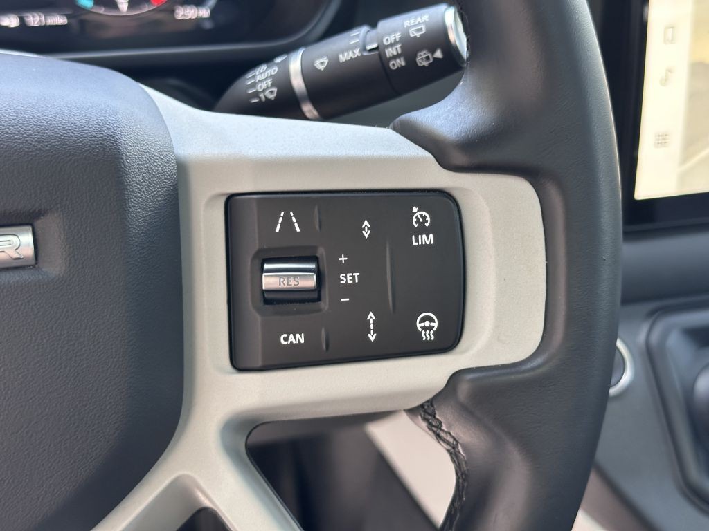 2024 Land Rover Defender Image 36