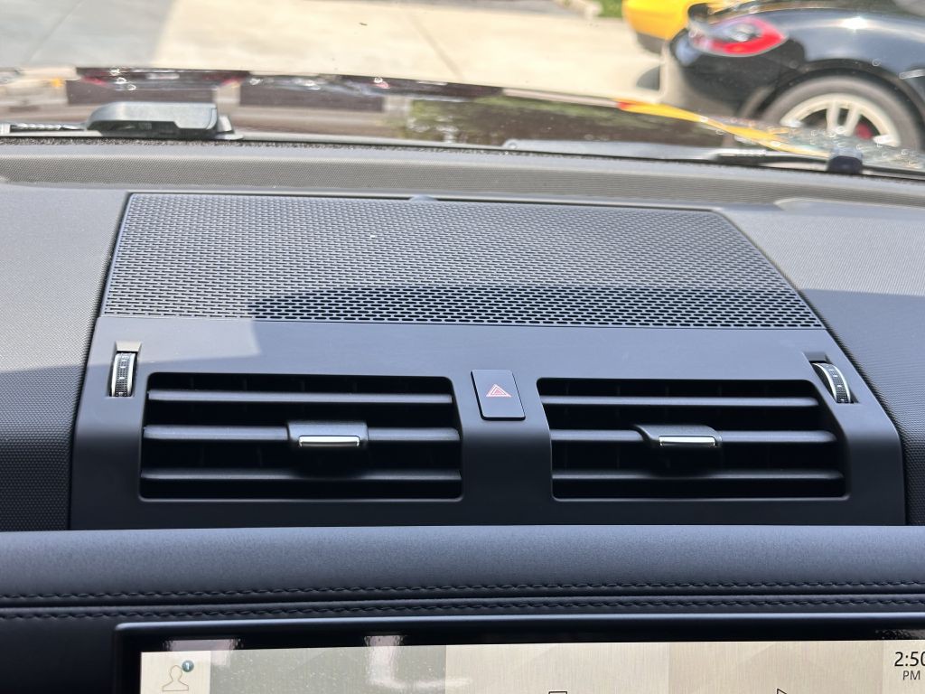 2024 Land Rover Defender Image 40