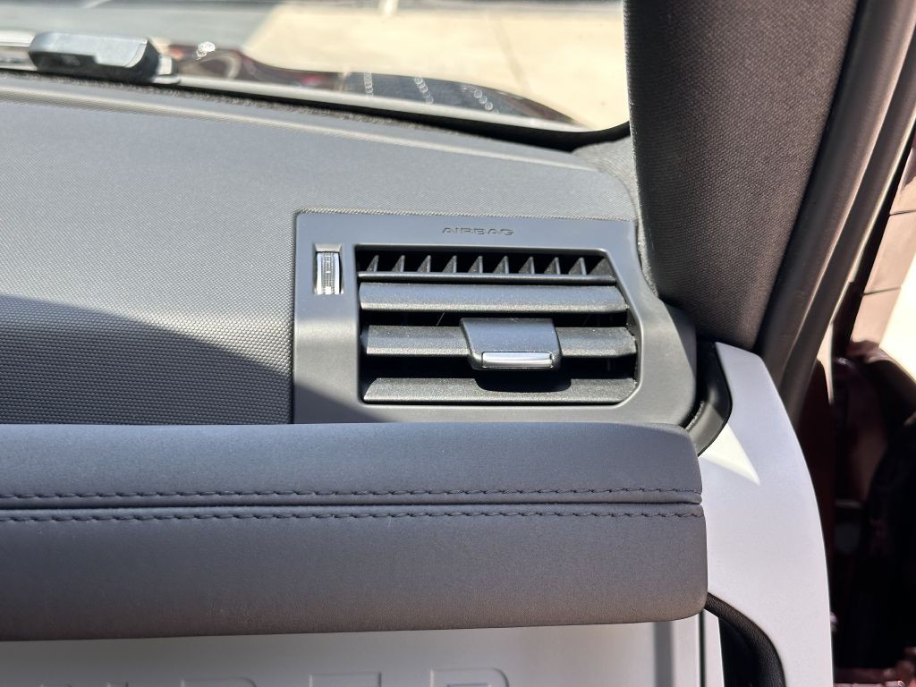 2024 Land Rover Defender Image 65