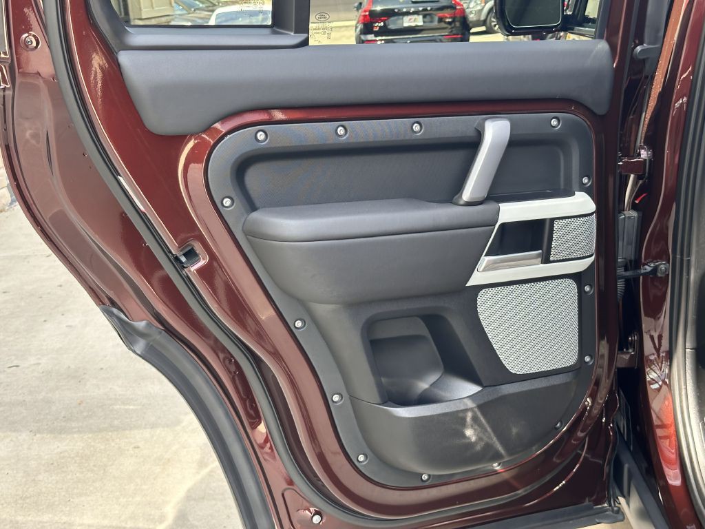 2024 Land Rover Defender Image 74