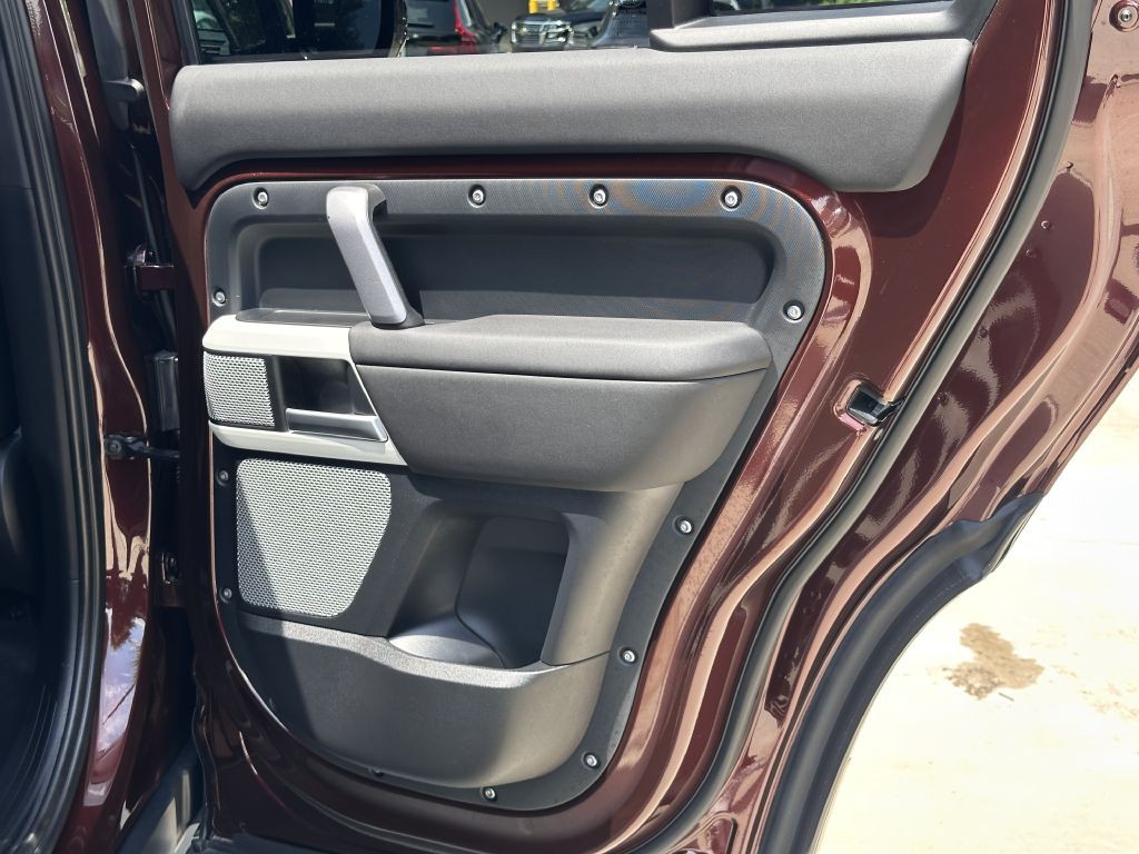 2024 Land Rover Defender Image 88