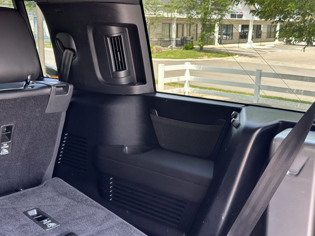 2024 Land Rover Defender Image 104