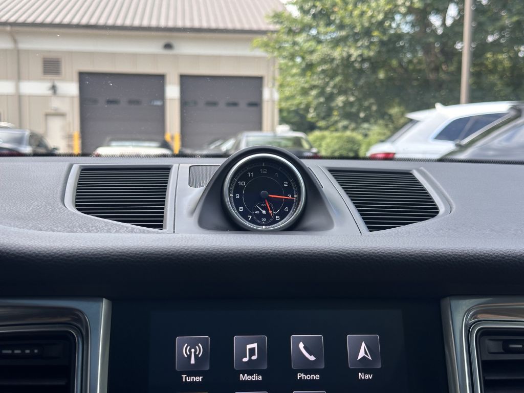 2017 Porsche Macan Image 41
