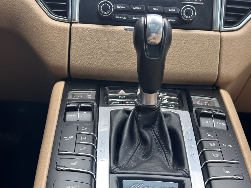 2017 Porsche Macan Image 51