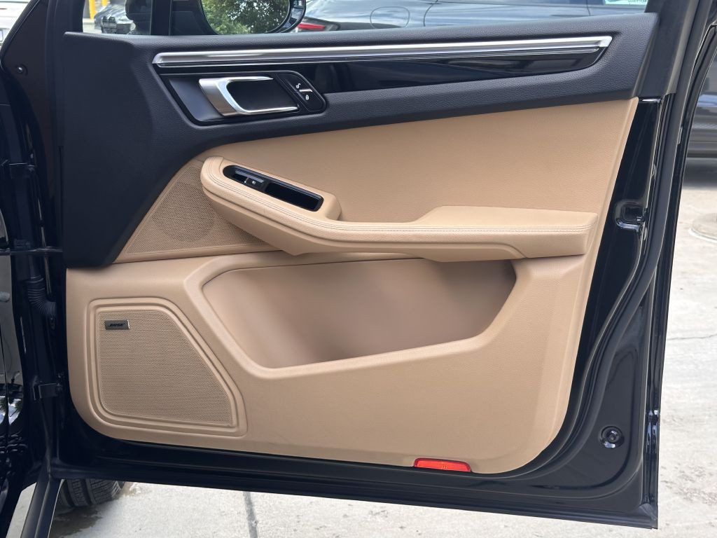 2017 Porsche Macan Image 60