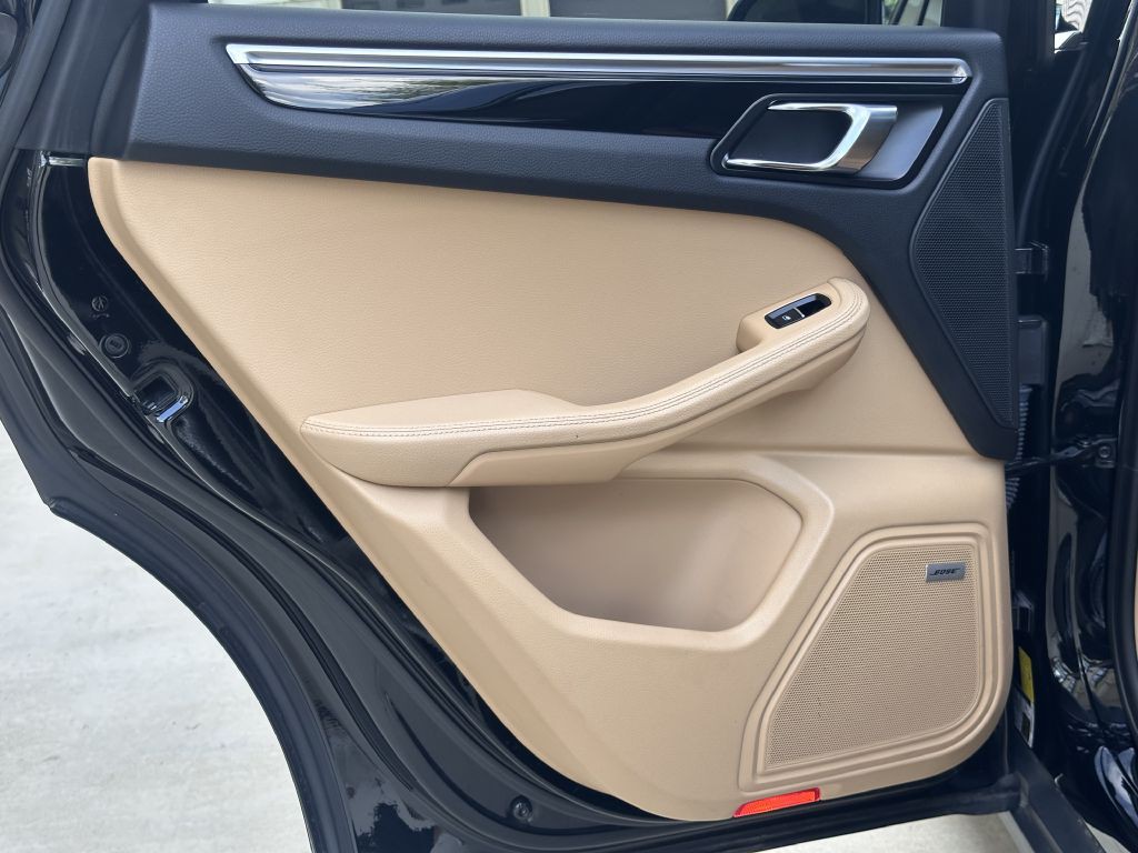 2017 Porsche Macan Image 75