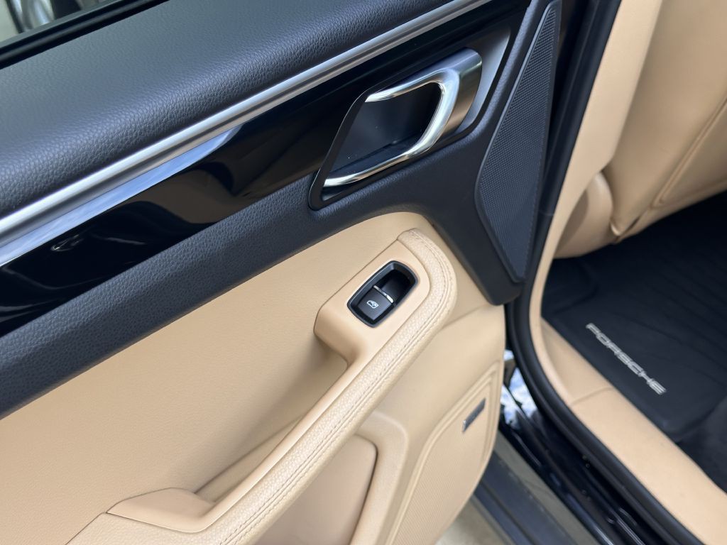 2017 Porsche Macan Image 76